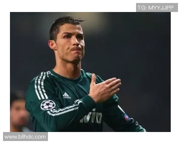 足球巨星场下温情时刻逗儿子欢笑展现父爱魅力